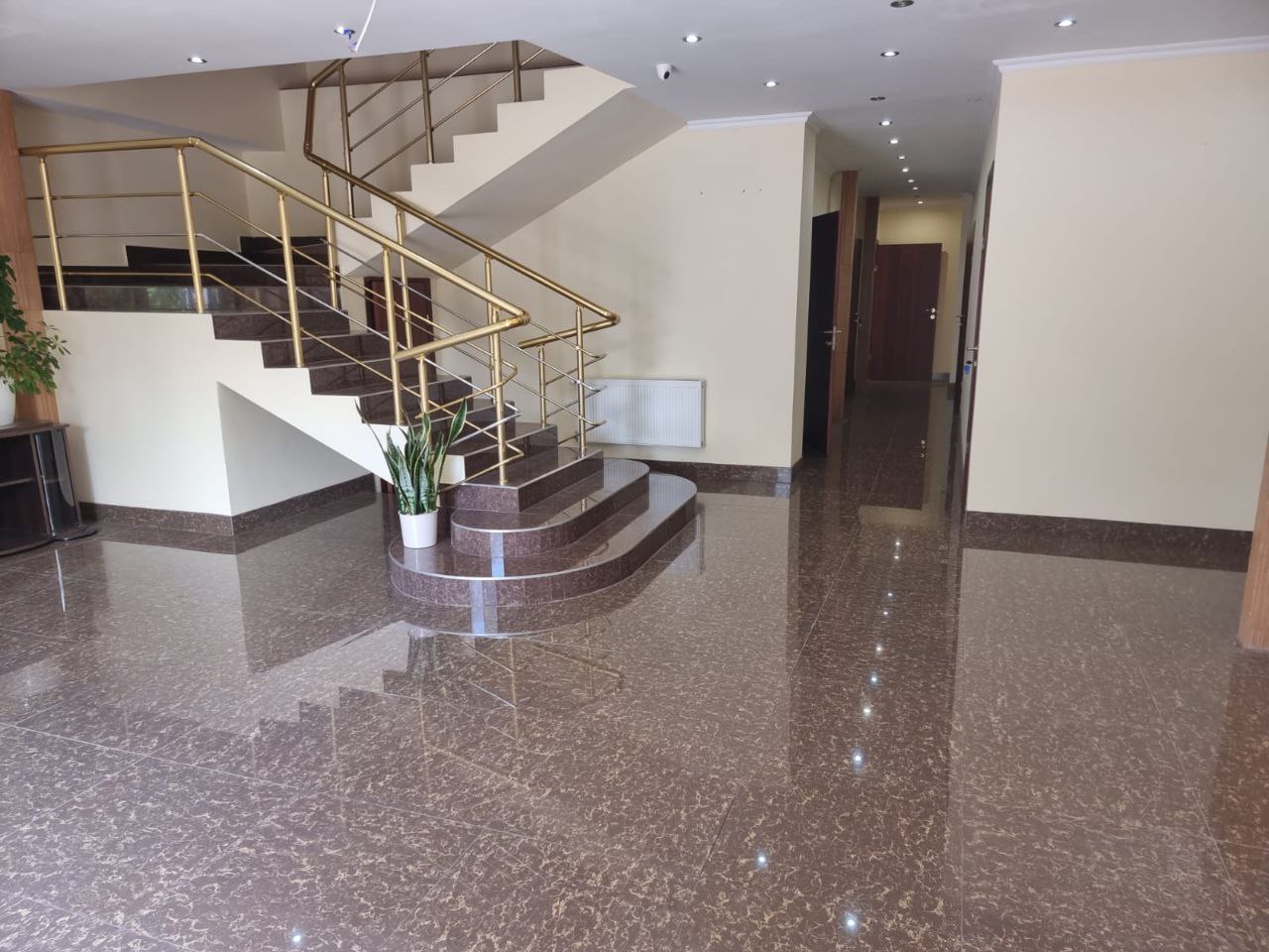 Продажа фасадного отдельностоящего здания и дома по ул. Каманина 21